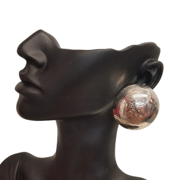 VINTAGE SILVERPLATED BRASS DOME STATEMENT CLIP ON EARRINGS WITH ETCHED DESIGNS - Picture 2 of 5